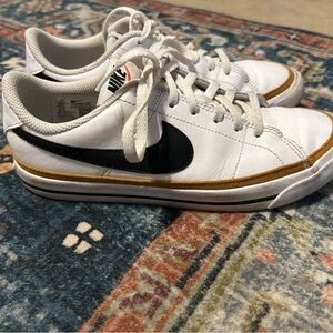 Nike Women's White and Black Athletic Shoes